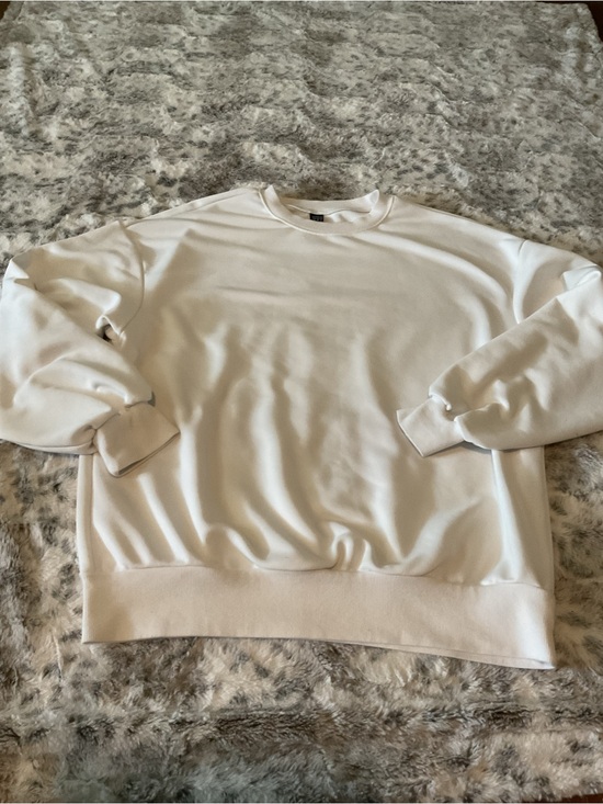SHEIN Tops - Women’s SHEIN White Crewneck Sweatshirt - Minimal Pullover